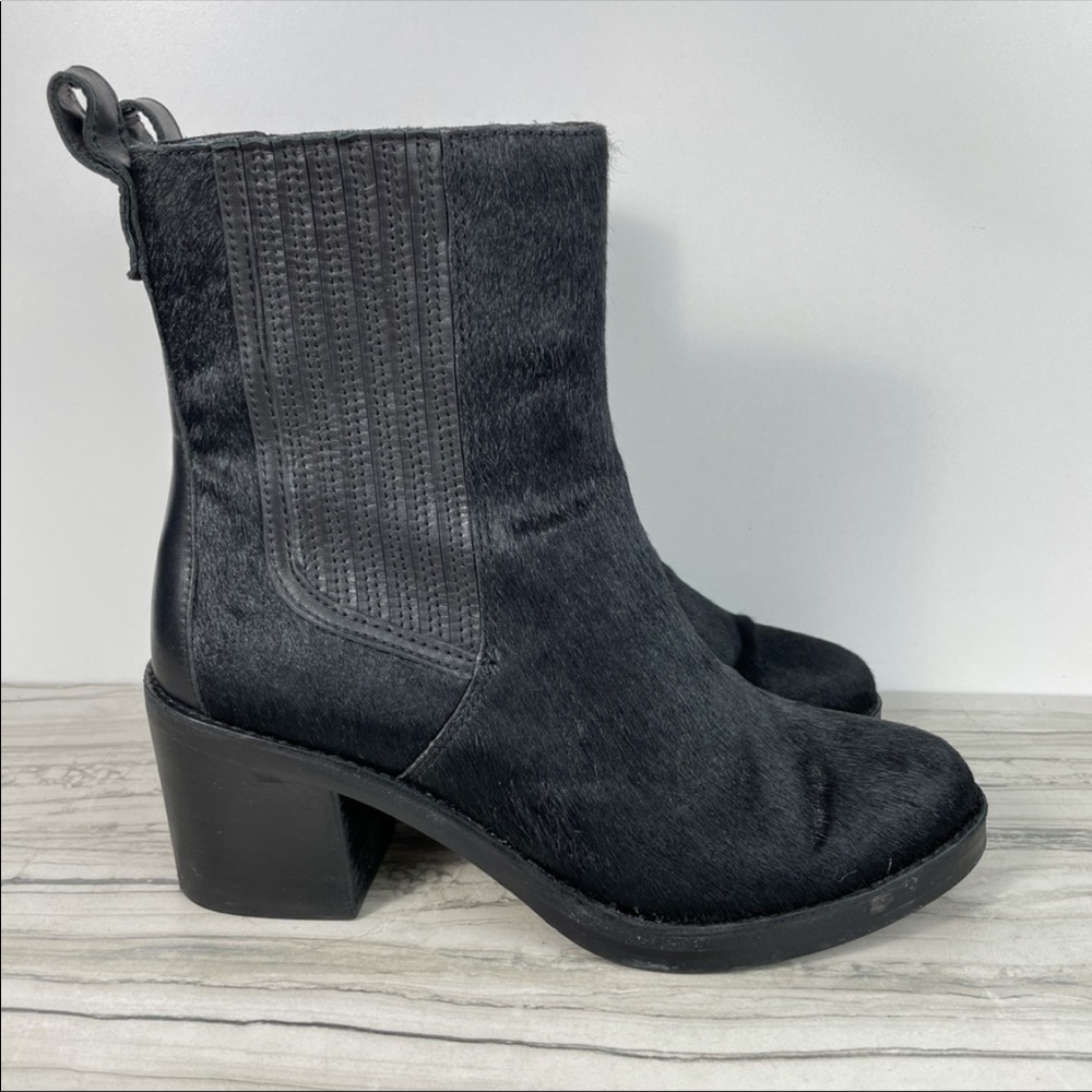 UGG Camden Exotic size 8